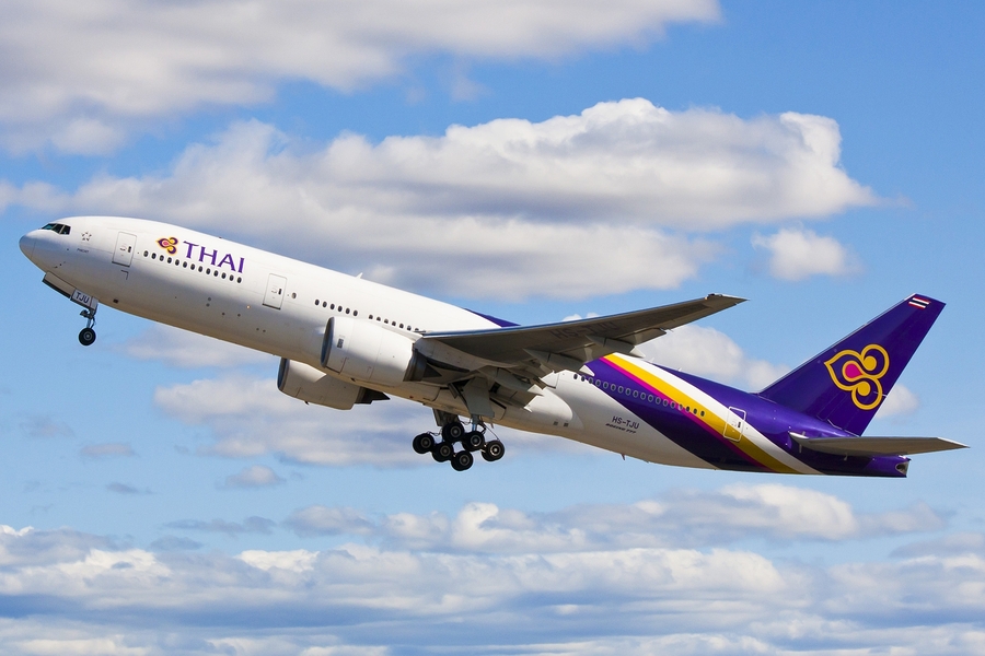 Un avion atterrissant à Vientiane depuis Bangkok, une option rapide pour traverser la frontière