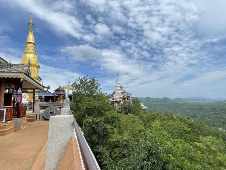Vue panoramique de Wat Phra Phutthabat Pha Nam à Lamphun
