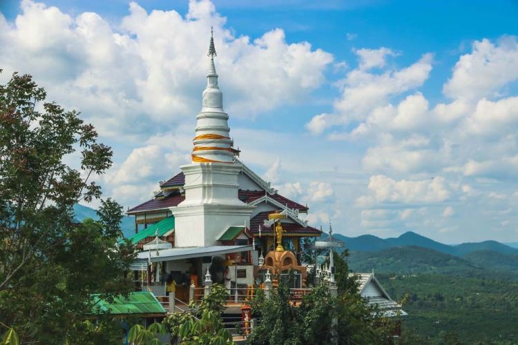 L'espace calme du temple Wat Phra Phutthabat Pha Nam à Lamphun
