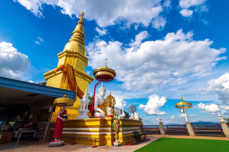 Wat Phra Phutthabat Pha Nam se trouve au coeur de la nature, du Nord de la Thailande