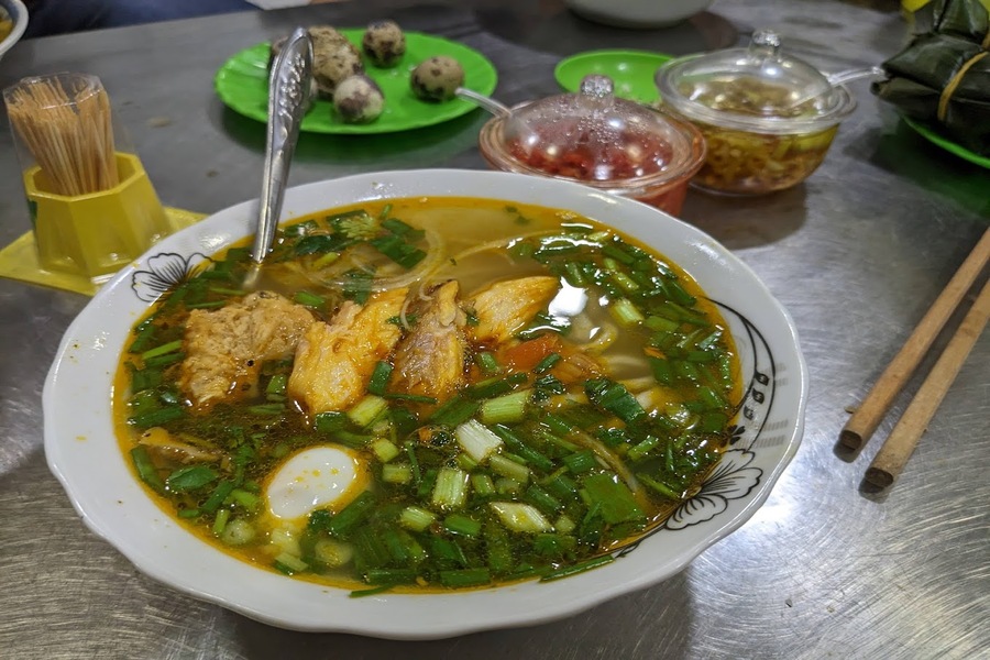 Goûtez au bánh canh au poisson serpent chez Mui, une spécialité de Hué à la fois simple et savoureuse