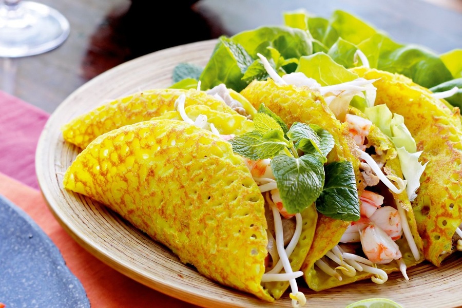Croustillant et généreux, le bánh khoái de Lac Thien est un classique de la gastronomie de Hue