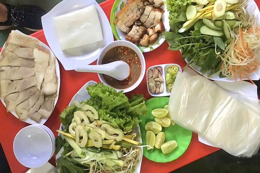 Explosion de saveurs avec le bún mắm nêm, plat typique de Hue servi avec passion chez Madame Theo