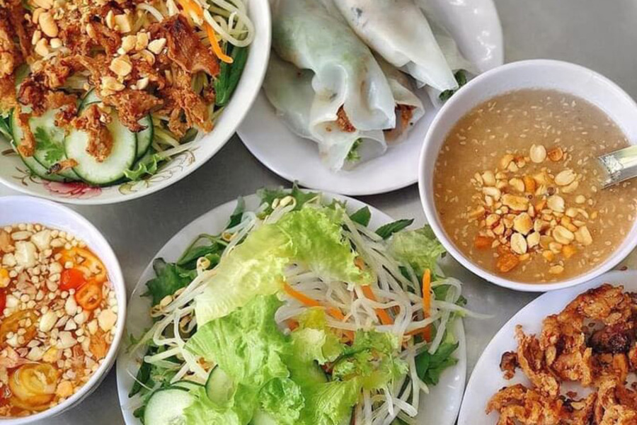 Savourez le célèbre "banh uot " chez restaurant Huyen Anh, une adresse emblématique de Hue pour les amateurs de cuisine locale