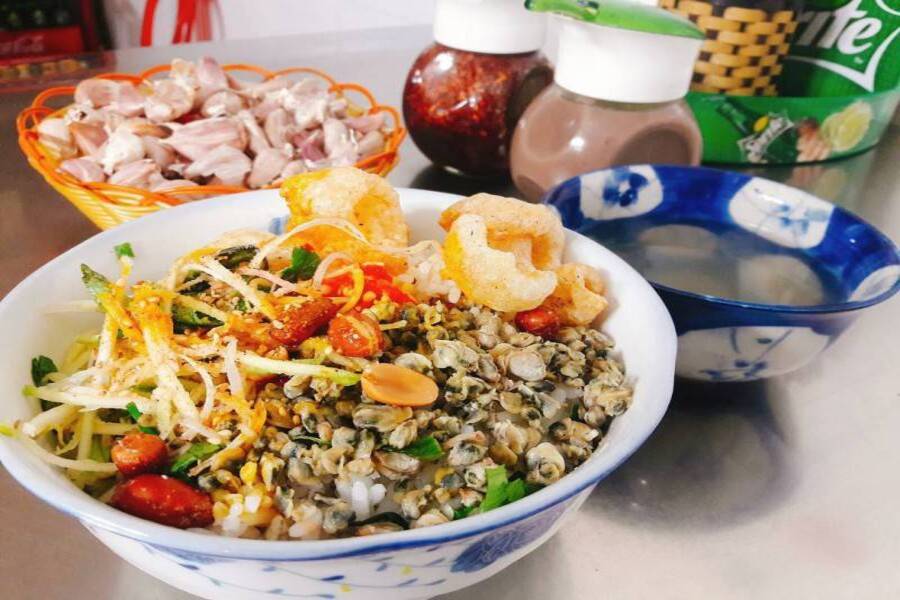 Savourez les fameuses coques sautées du restaurant Hoa Dong à Hue, une adresse prisée pour découvrir les spécialités locales