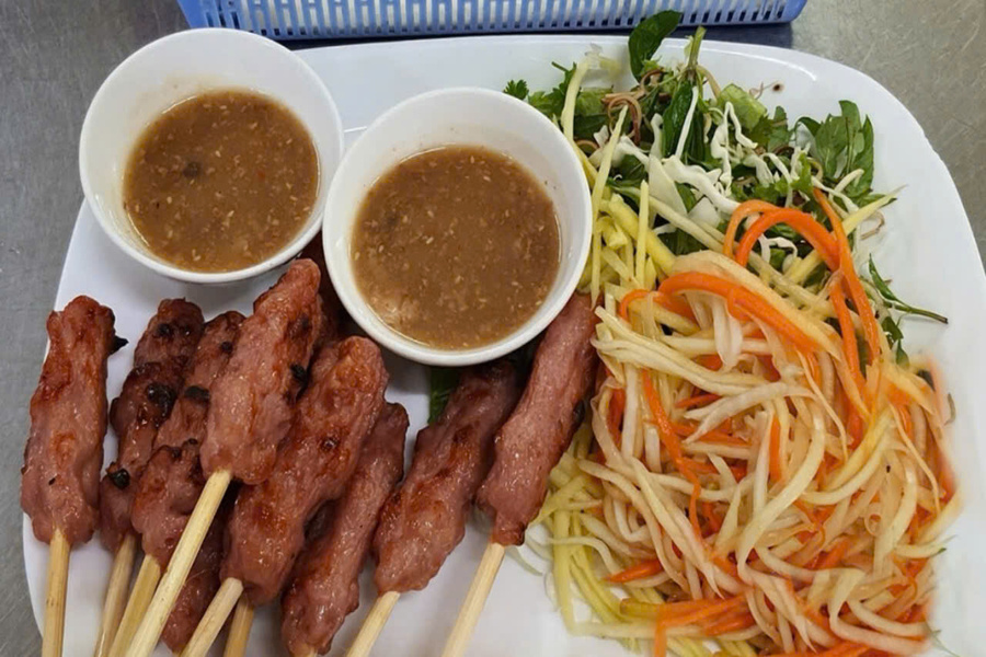 "Nem lụi" grillé savoureux chez Tai Phu, un must de la street food à Hue