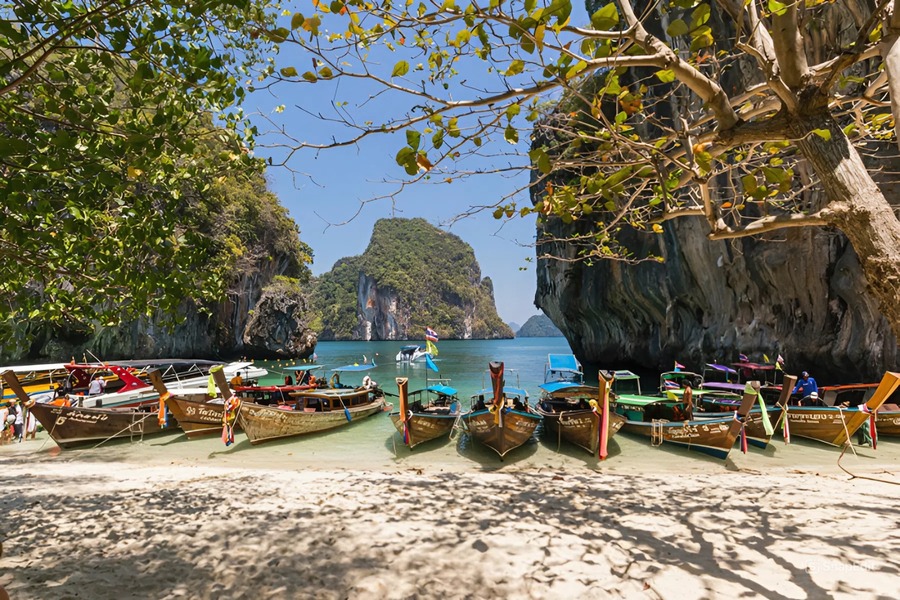 La meilleure période pour voyager en Thaïlande avec un bébé s’étend de novembre à février, pendant la saison sèche