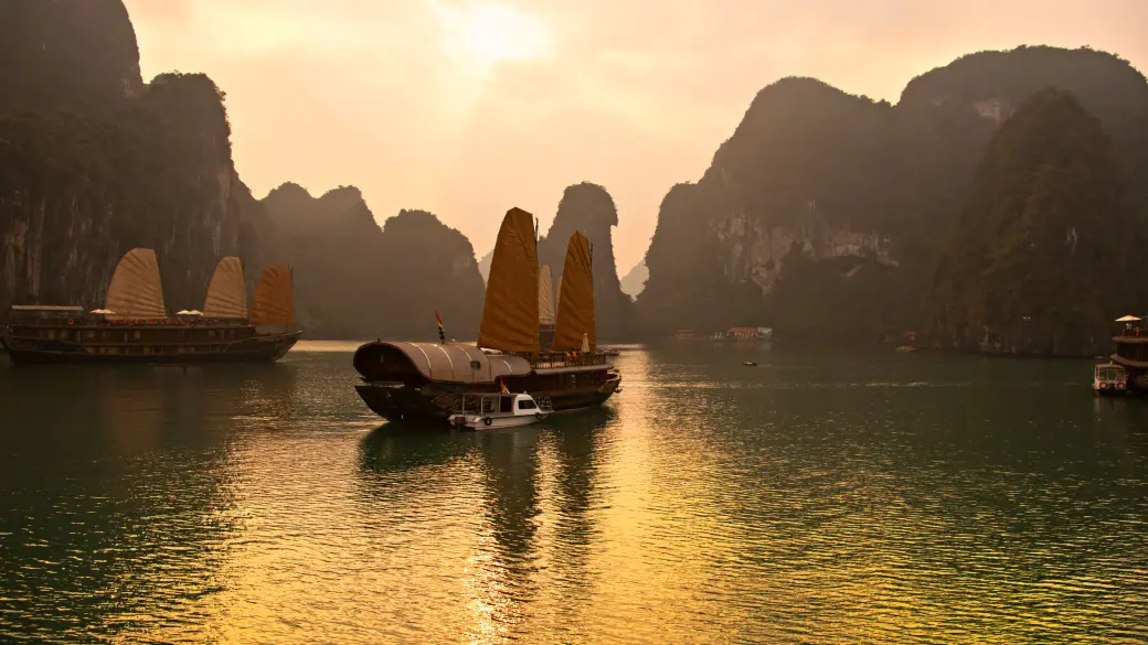 Hanoi - Croisière à la baie d'Halong Croisière collective avec guide anglophone