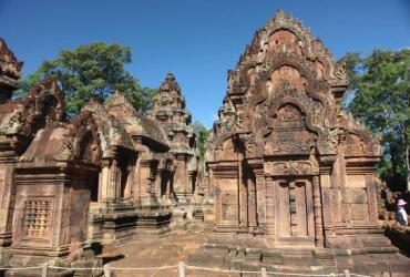 Banteay Srei & lingas (à vélo 90km) (B/L/-)