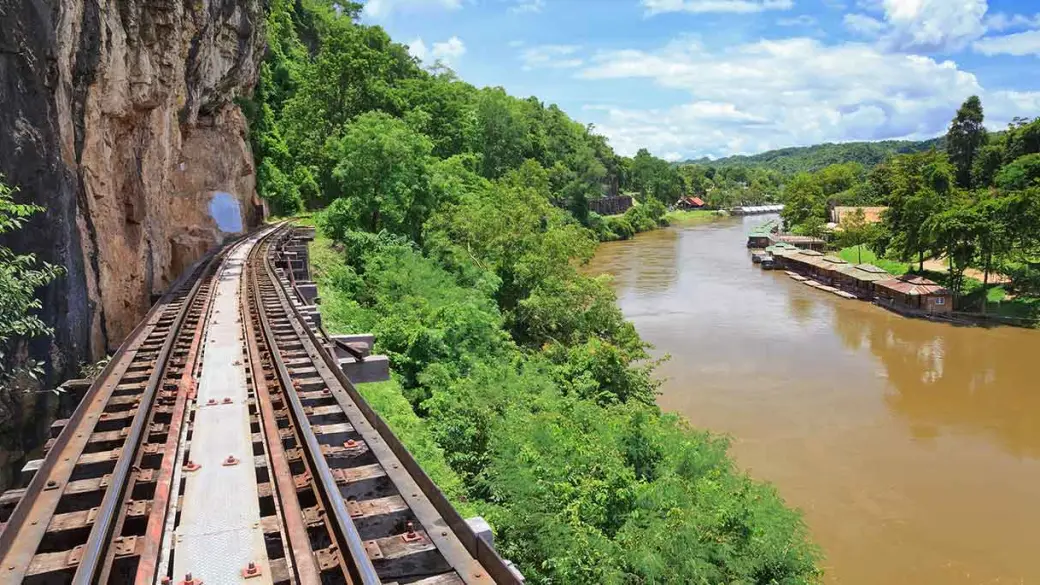 Bangkok – Marché ferroviaire de Maeklong - Marché flottant de Damoen Saduak – Kanchanaburi