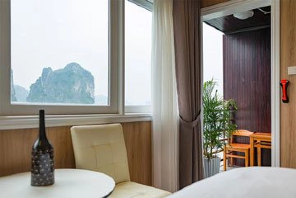 Baie d’Halong – Hanoi (B, L)