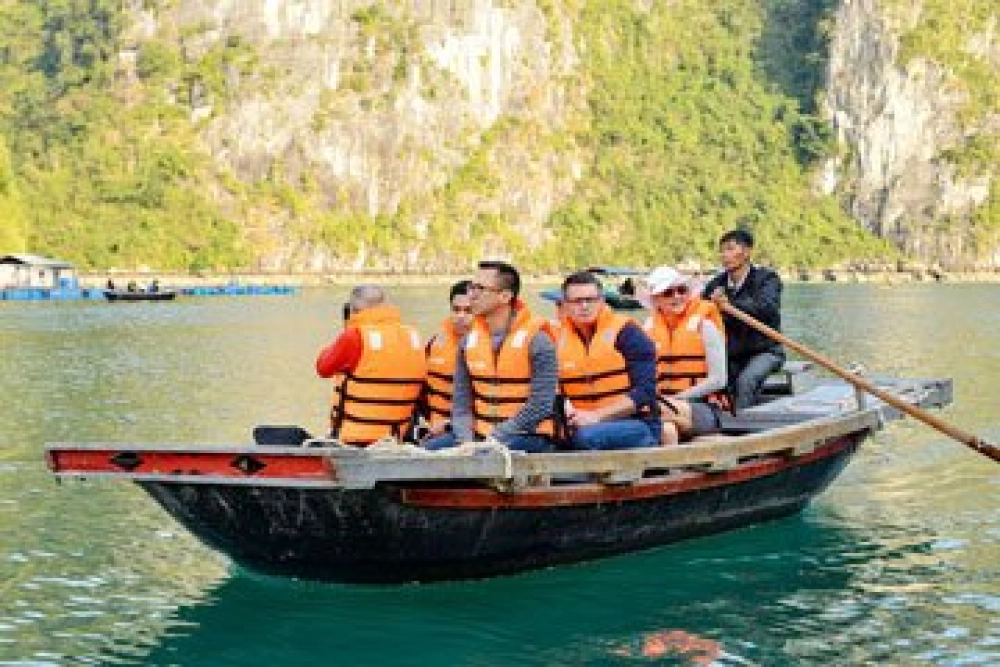 Baie d’Halong – Hanoi (B, L)