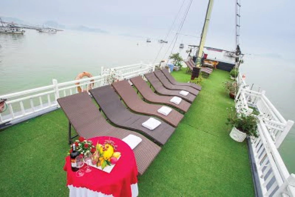 Hanoi - l'île de Cat Ba.– Baie de Lan Ha (L / D)