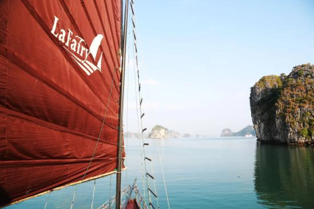 Baie d'Halong – Grotte de Me Cung (L, D)       