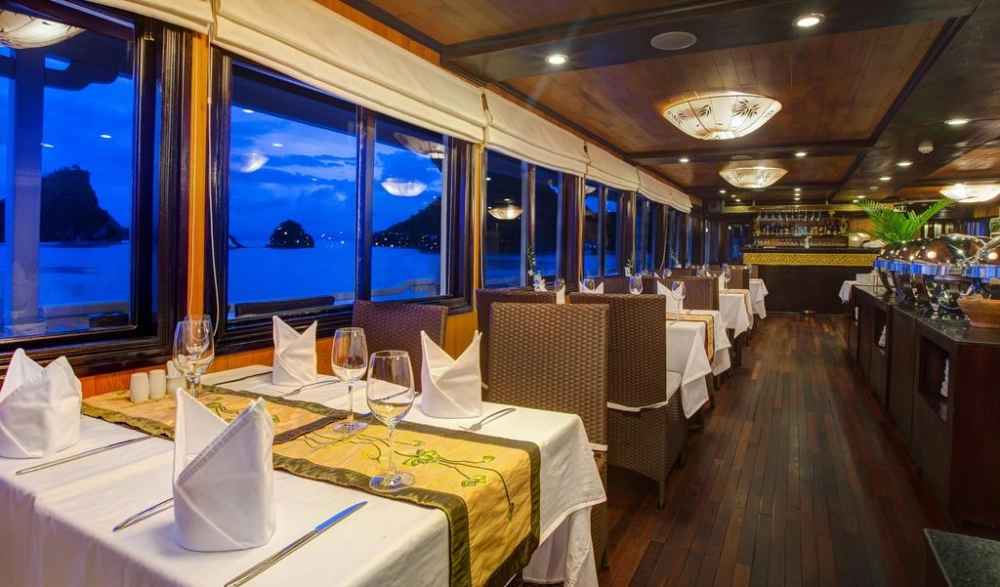 Baie d’Ha Long (B, L, D)