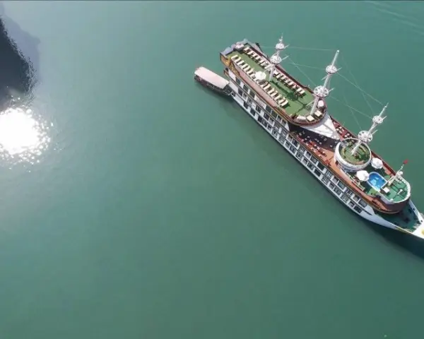 Jonque dans la baie de Bai Tu Long
