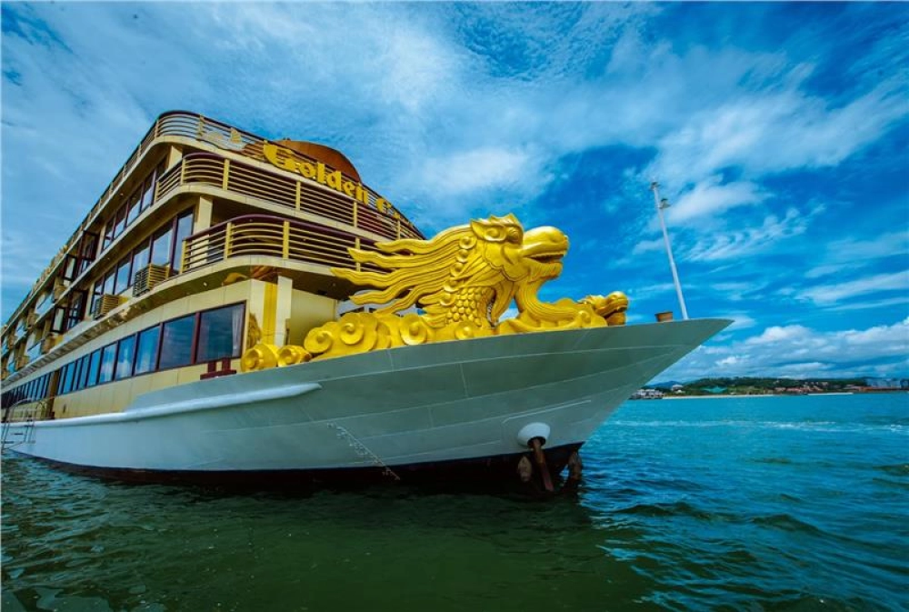 Hanoi – Baie d’Ha Long (L, D)