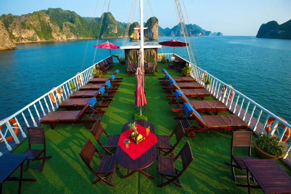 Hanoi – Baie d’Ha Long (L, D)