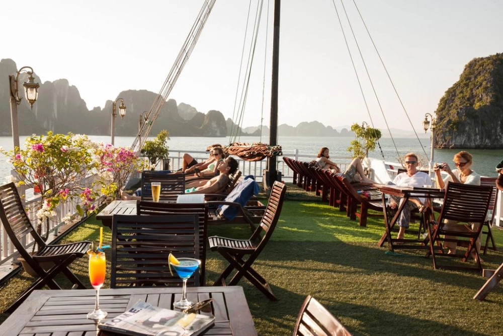 Hanoi -  Baie d’Ha Long (L, D)