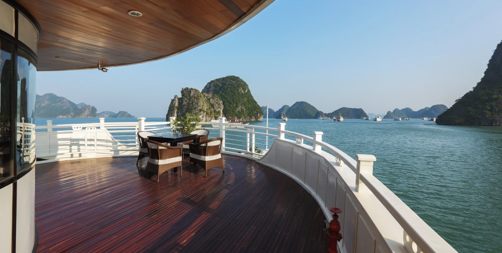  Baie d’Halong (B, L, D)