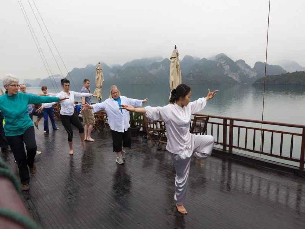 Baie d'Ha Long – Hanoi (B, L)
