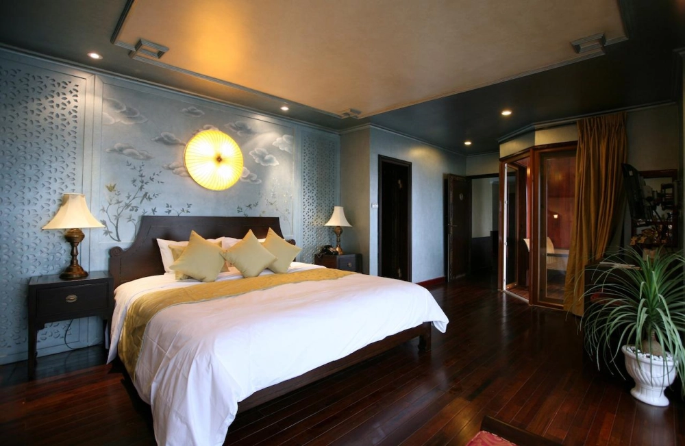 Baie d'Ha Long – Hanoi (B, L)