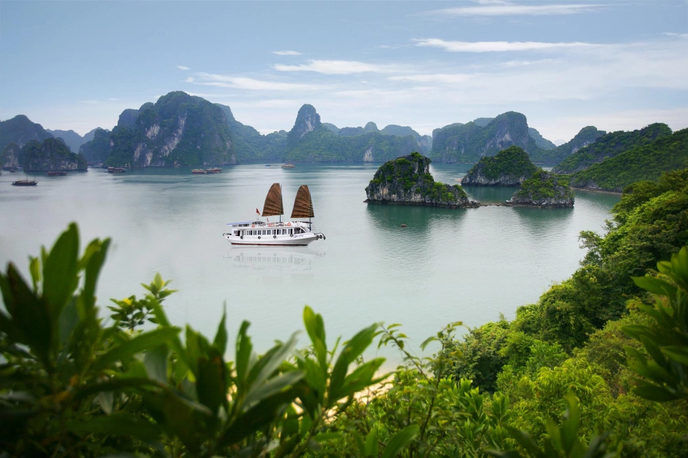  Hanoi - Baie d’Ha Long (L, D)