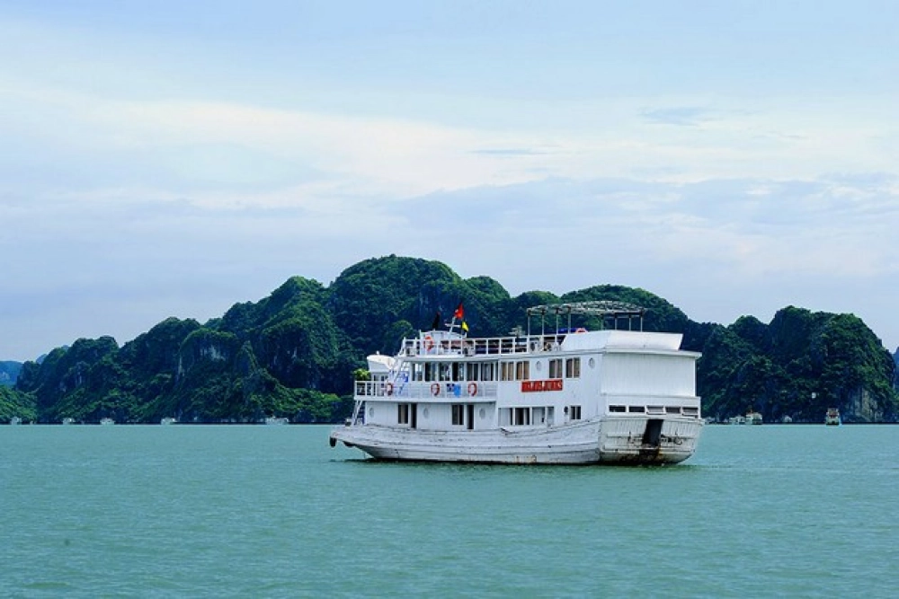  Baie d'Halong (B, L, D)