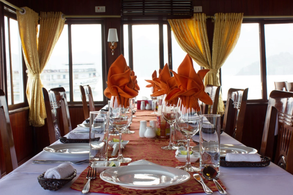 Hanoi – Baie d’Ha Long (L, D)