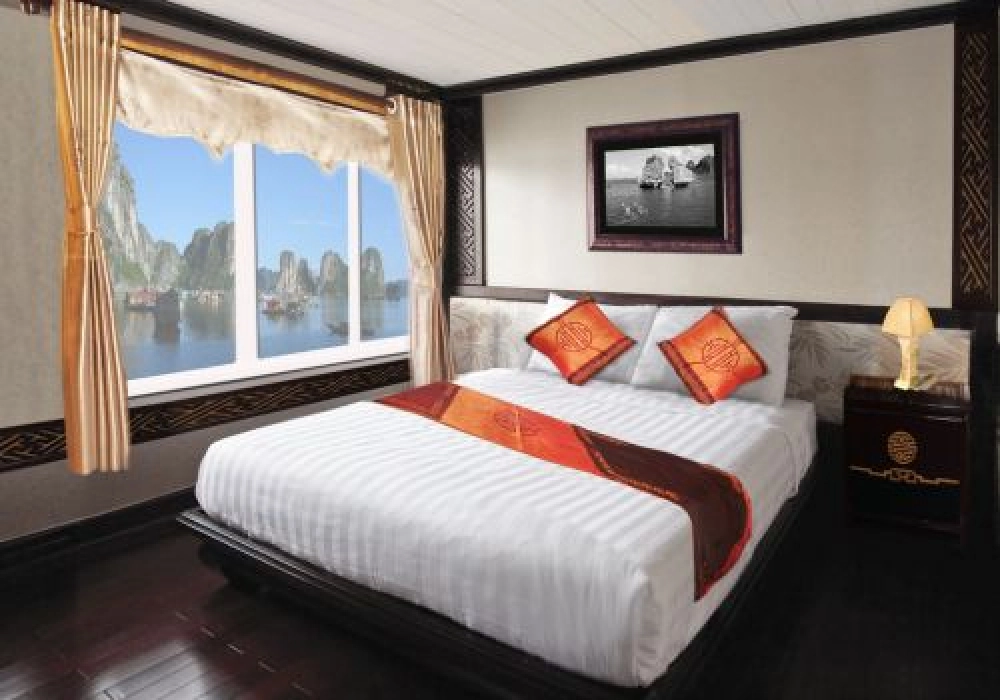 Baie d’Ha Long – Hanoi (B, L)