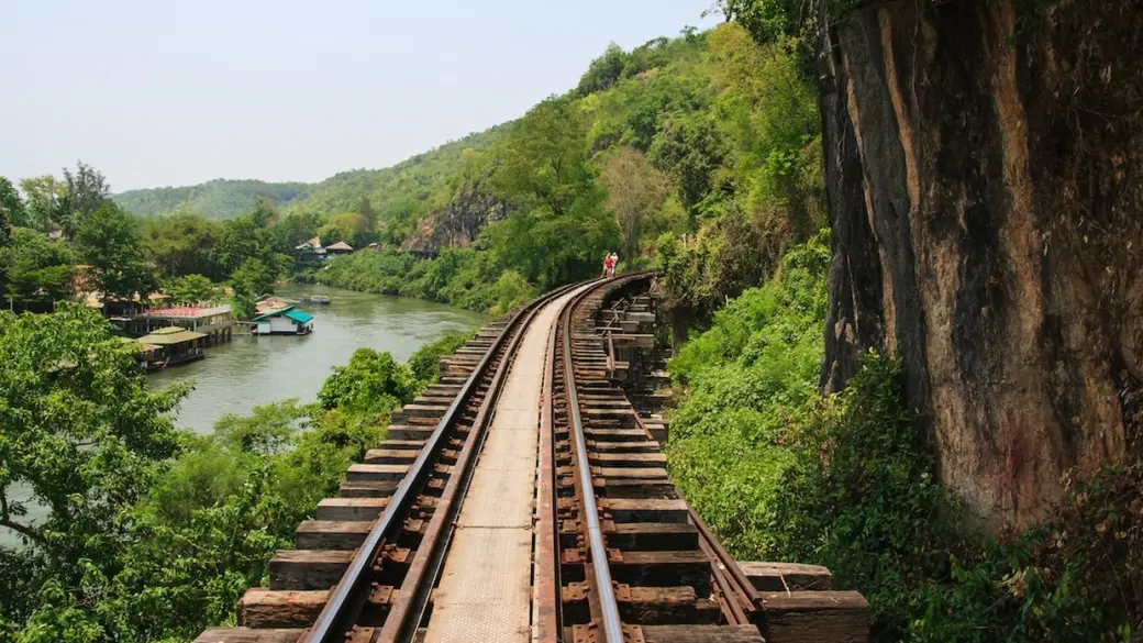 Tyrolienne de 40 stations - Visite du pont sur la rivière Kwai - Train de nuit