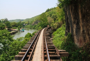 Tyrolienne de 40 stations - Visite du pont sur la rivière Kwai - Train de nuit (B, L)