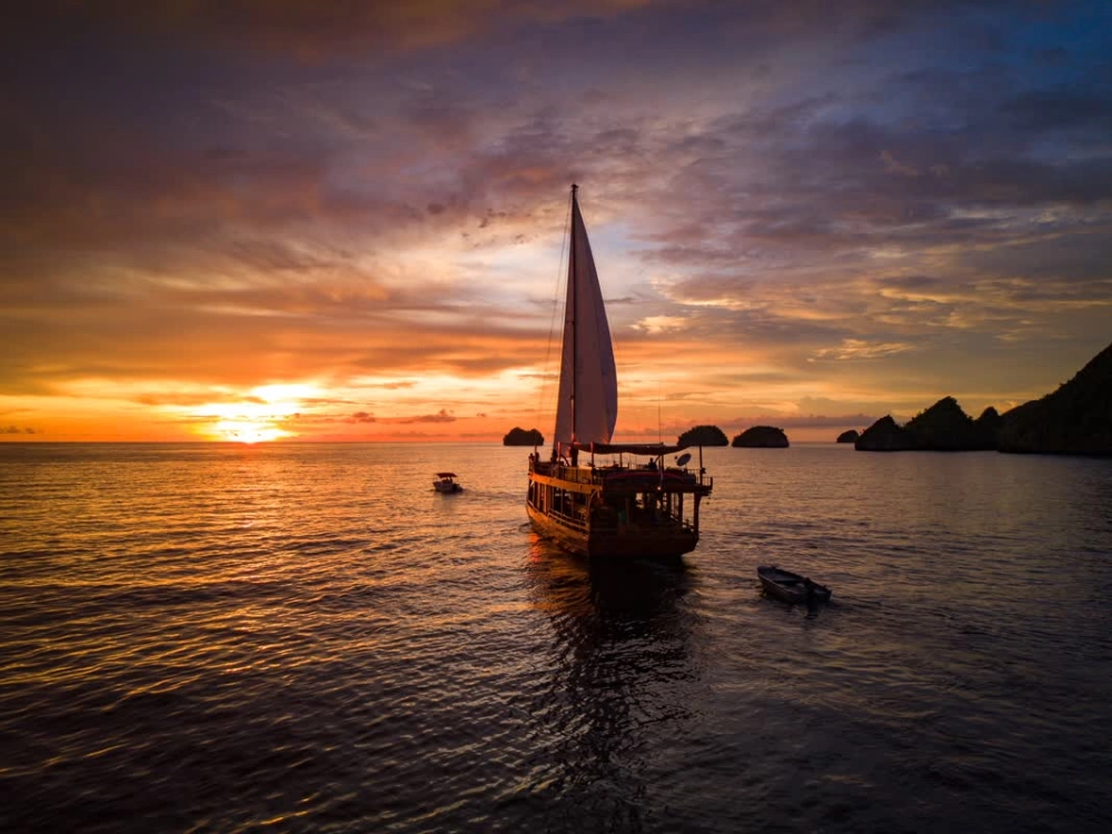 Labuan Bajo (B, L)