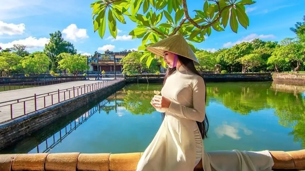 Baie d'Halong - Hanoi - Vol pour Hue Croisière collective avec guide anglophone