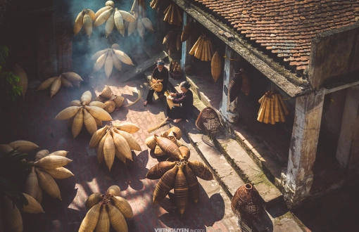 La fabrication de pièges à poisson traditionnels au Vietnam