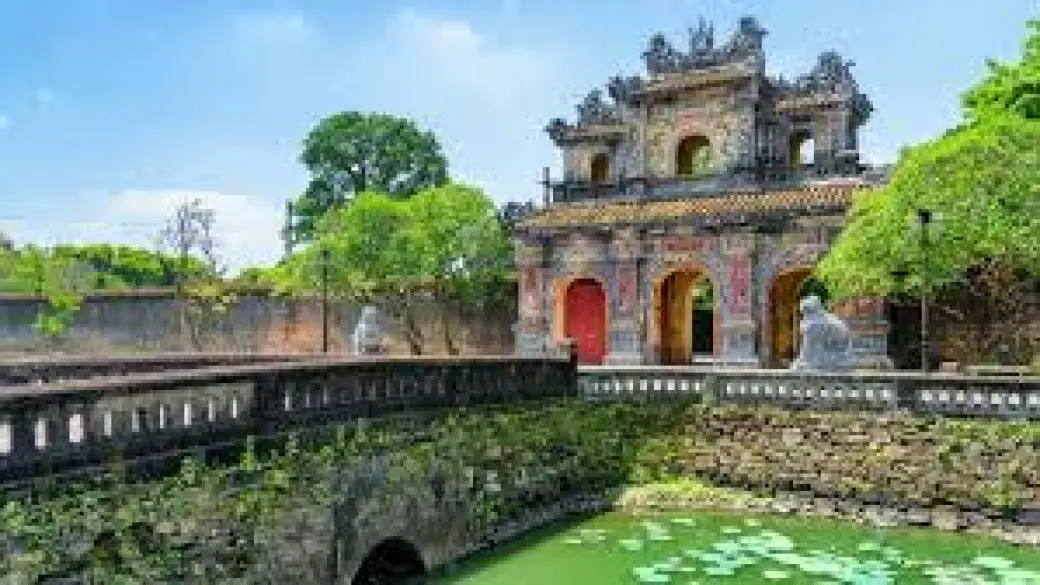 Halong - Hanoi - Vol pour Hue Tour collectif avec guide anglophone/