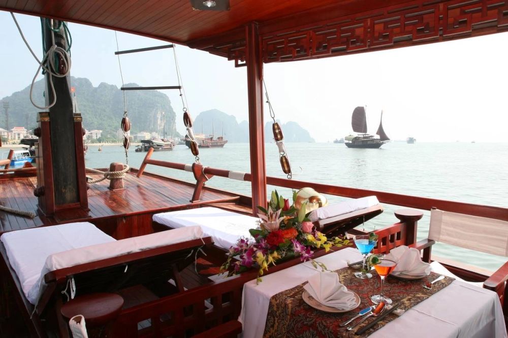 Port d’Hon Gai – Baie de Bai Tu Long– Grotte de Thien Canh Son (L, D)