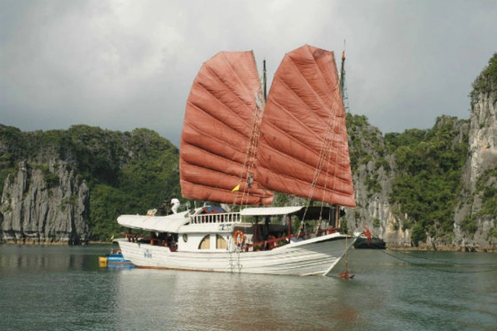 Hanoi – Port d’Hon Gai – Baie de Bai Tu Long– Cong Do (L, D)