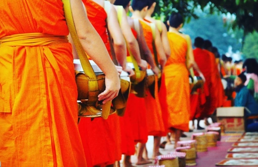 Tak Bat, Cérémonie de l’aumône du matin des moines à Luang Prabang