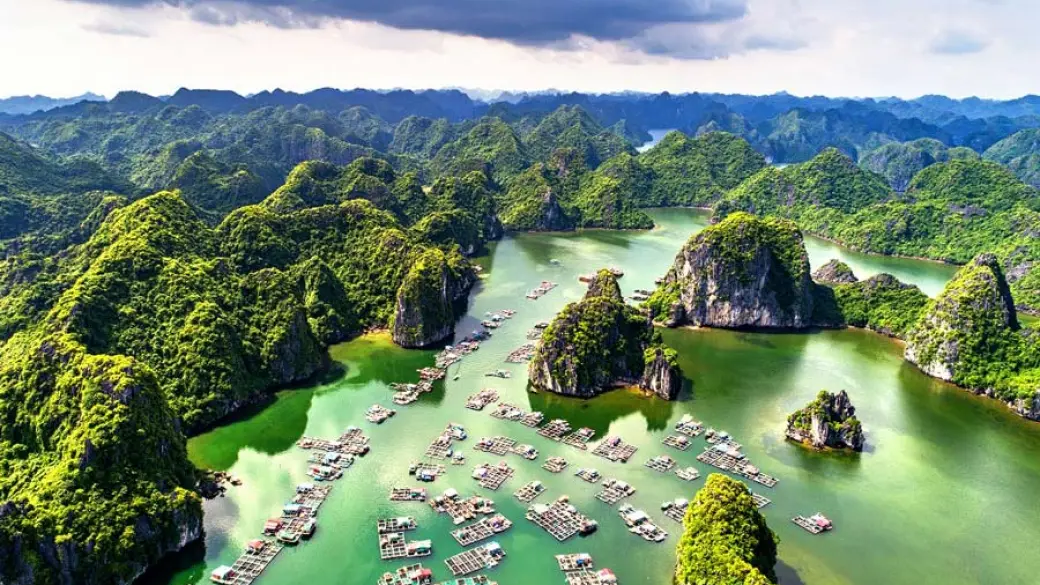 Baie d'Halong - Hanoi - Vol pour Hue Croisière collective avec guide anglophone/