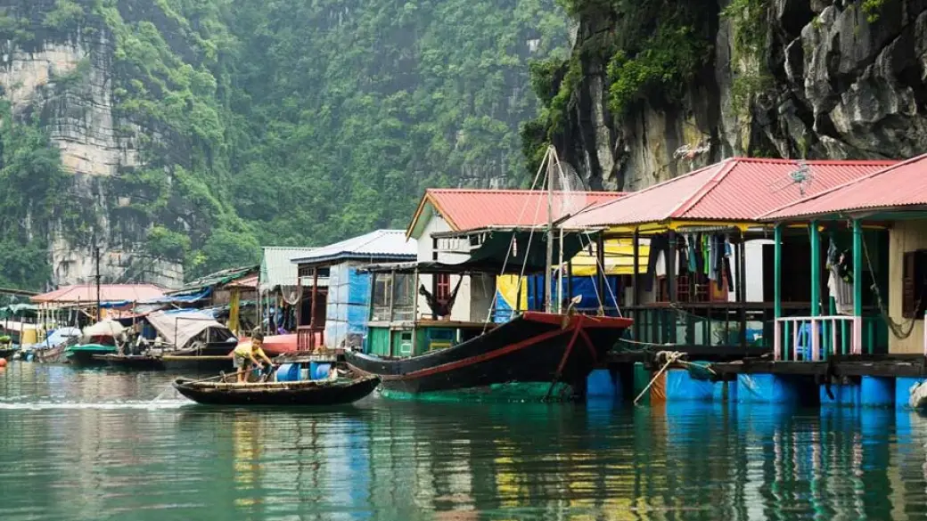 Baie d'Halong – Hanoi – Vol pour Hue Croisière collective avec guide anglophone/