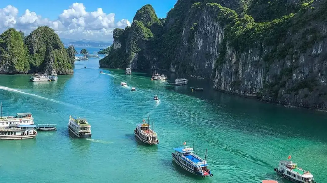 Lang Son – Croisière dans la baie d’Halong Guide anglophone à bord