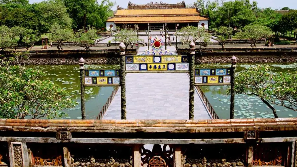 Croisière dans la baie d’Halong – Hanoi – Vol pour Hue Guide anglophone à bord