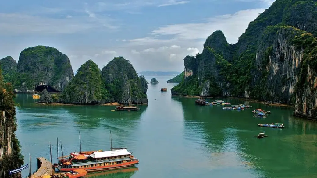 Ninh Binh – Croisière dans la baie d’Halong Guide anglophone à bord