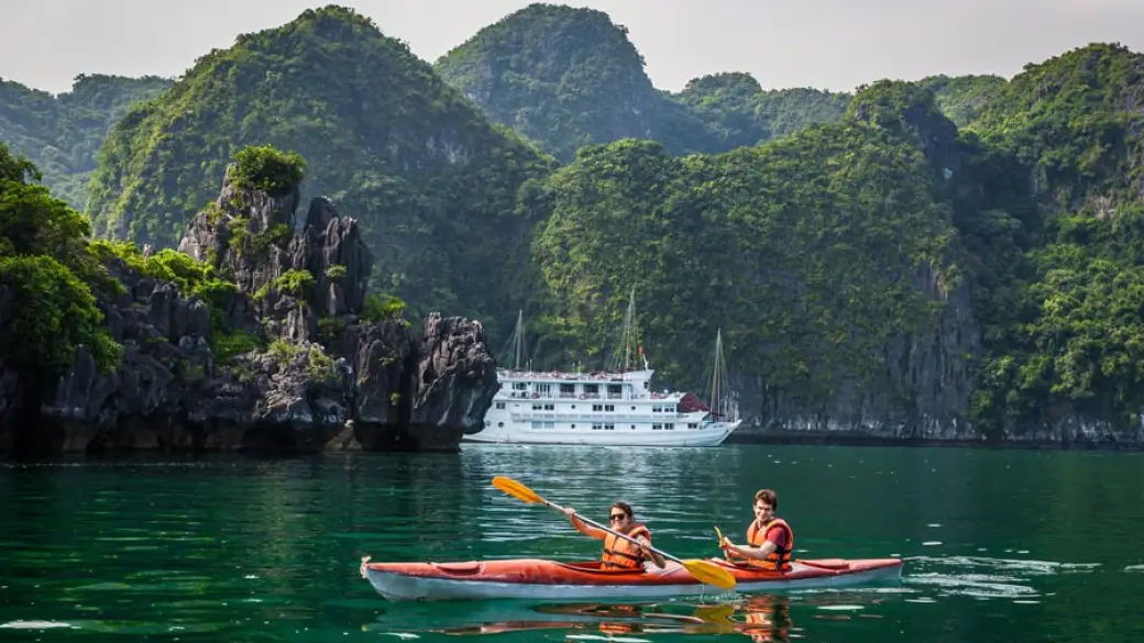 Croisière dans la baie d’Halong – Hanoi – Vol pour Hue Guide anglophone à bord
