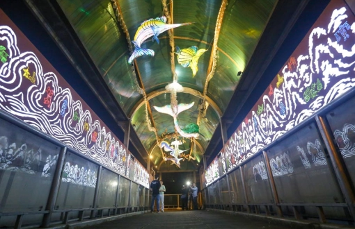 Espace d'art lumineux dans le pont piétonnier Tran Nhat Duat