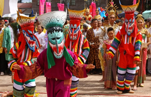 Fête de Phi Ta Khon : Le jour où les vivants dansent avec les morts en Thaïlande
