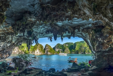 Baie d’Ha Long – Hanoï – Vol pour Hue (B/L/-)
