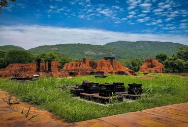 Sanctuaire de My Son – Vol vers Ho Chi Minh-Ville (B/-/-)