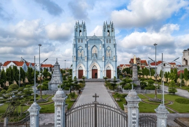 Ecohost – Église en ruine de Hai Ly – Village de Hai Trieu – Départ (B/-/-)
